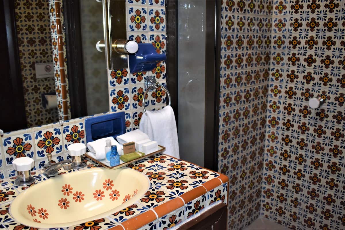 standard room | bathroom | rainfall showerhead, free toiletries, hair dryer, towels