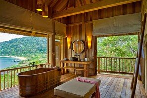 Separate bathtub and shower, designer toiletries, hair dryer, bathrobes - Six Senses Ninh Van Bay (Ninh Hoa)