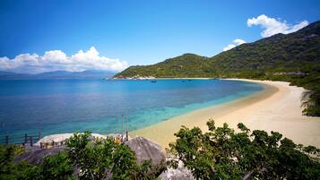 Privatstrand, weißer Sandstrand, Sonnenschirme, Sporttauchen