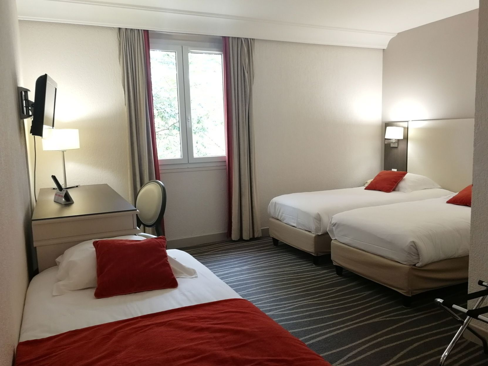 Minibar, Zimmersafe, kostenloses WLAN, Bettwäsche