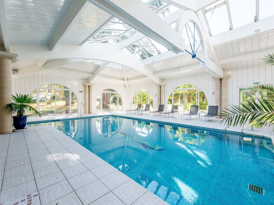 Una piscina techada, una piscina al aire libre de temporada