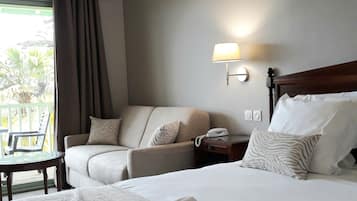 Premium kamer, terras | Een minibar, een kluis op de kamer, gratis wifi, beddengoed