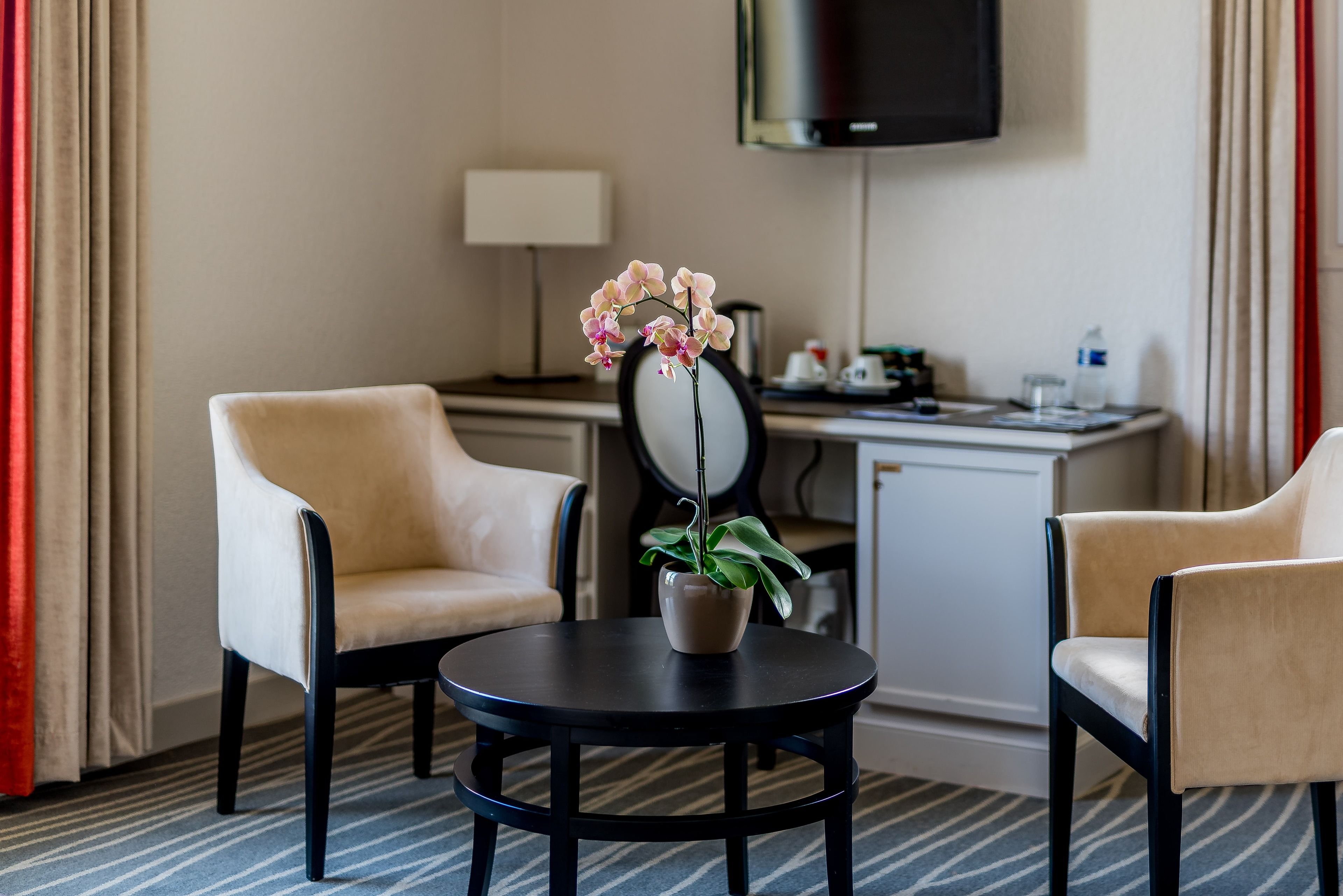 family suite, park view | in-room dining