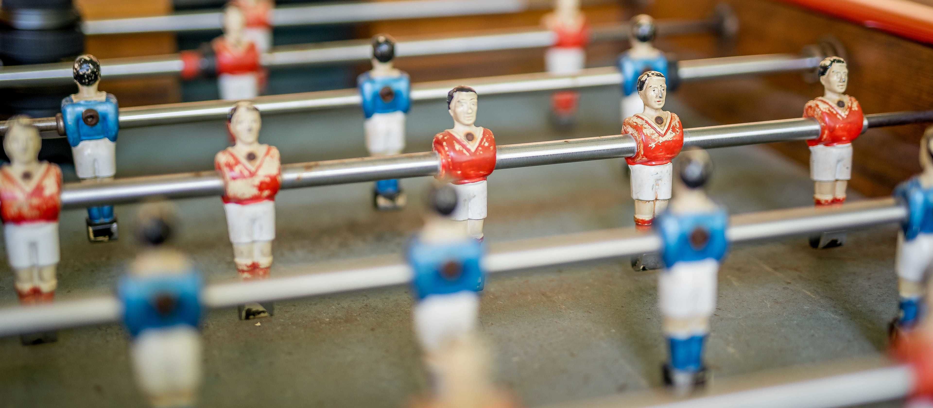 Primer plano de una mesa de fútbol de mesa con varias figuras de jugadores.