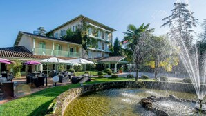 A building with outdoor seating and a fountain.