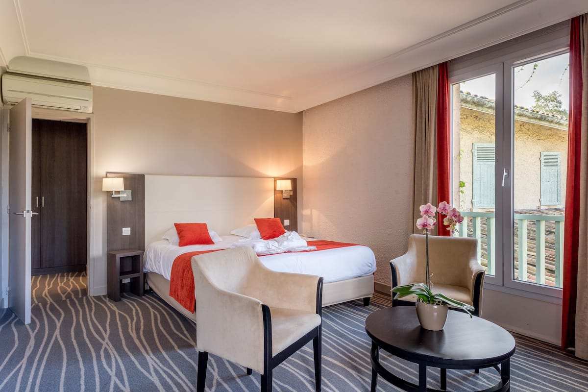 Minibar, coffres-forts dans les chambres, Wi-Fi gratuit, draps fournis