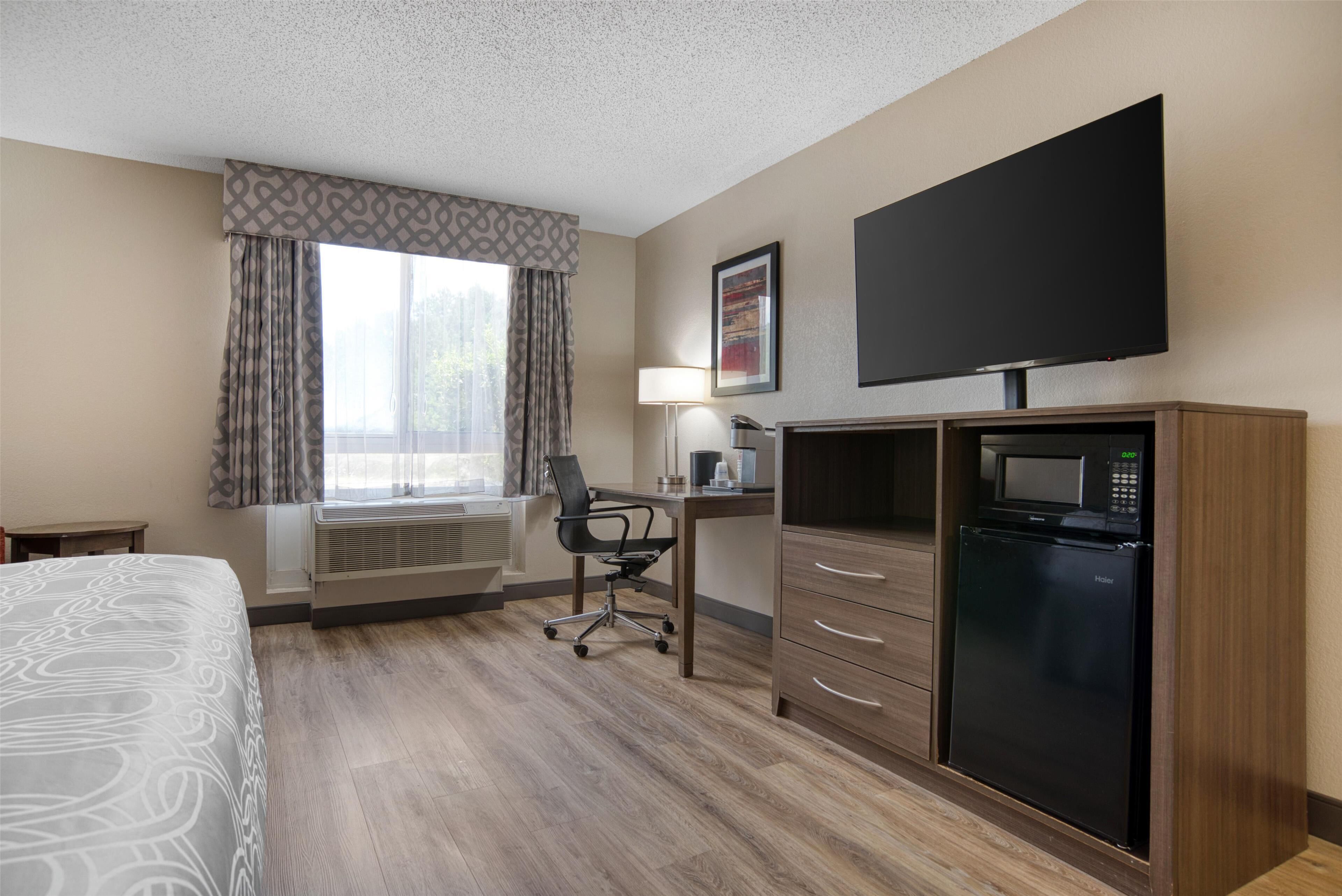 standard room, 1 king bed, accessible, bathtub | in-room safe, desk, iron/ironing board, free cots/infant beds