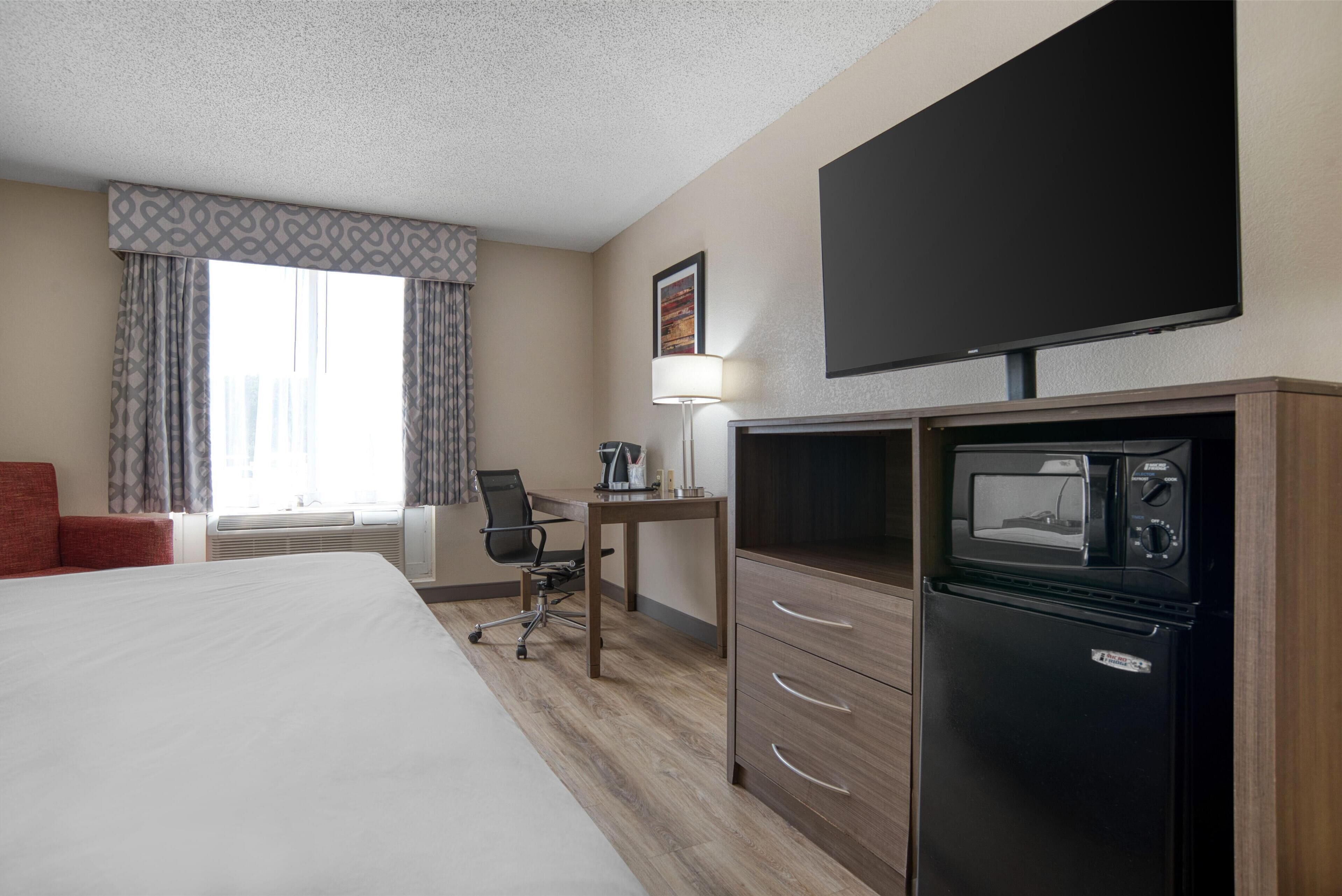 standard room, 1 king bed, non smoking, microwave | in-room safe, desk, iron/ironing board, free cots/infant beds