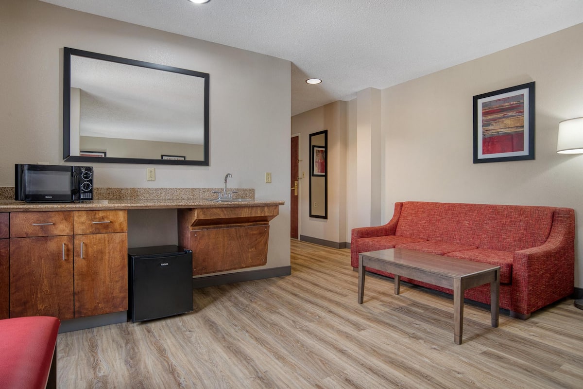 Suite, 2 Queen Beds, Accessible, Bathtub