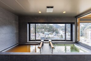 프레지덴셜 스위트, 침실 2개, 전용 욕실, 산 전망 | 욕실 | 고급 세면용품, 헤어드라이어, 목욕가운, 슬리퍼