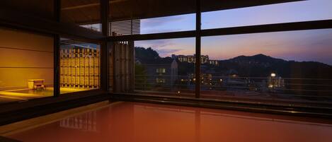 ينابيع ساخنة