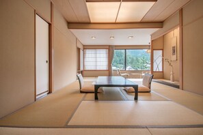 Down comforters, in-room safe, individually decorated - Arima Onsen Hanano – Adults Only (Kobe)