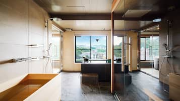 Suite Executive, bagno privato, vista montagna | Copriletto in piuma, una cassaforte in camera, con stile personalizzato