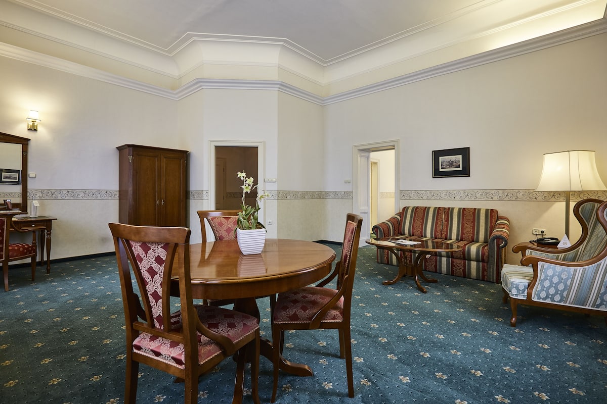 Suite | Hochwertige Bettwaren, Minibar, Zimmersafe, Schreibtisch
