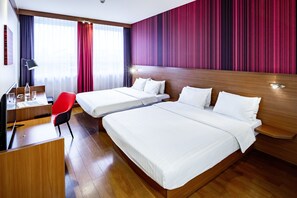 Family Room | Hypo-allergenic bedding, in-room safe, desk, blackout curtains - Star G Hotel München Schwabing (Munich)
