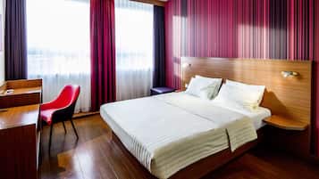 Standardzimmer | Allergikerbettwaren, Zimmersafe, Schreibtisch, Verdunkelungsvorhänge