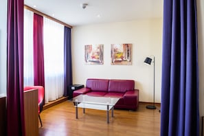 Suite | Sala d'estar | Televisor de pantalla plana de 32 polzades amb canals per satèl·lit