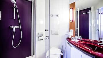 Dusche, Haartrockner, Hausschuhe, Handtücher