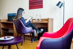 Camera Superior | Area soggiorno | TV a schermo piatto 32 pollici con canali satellitari