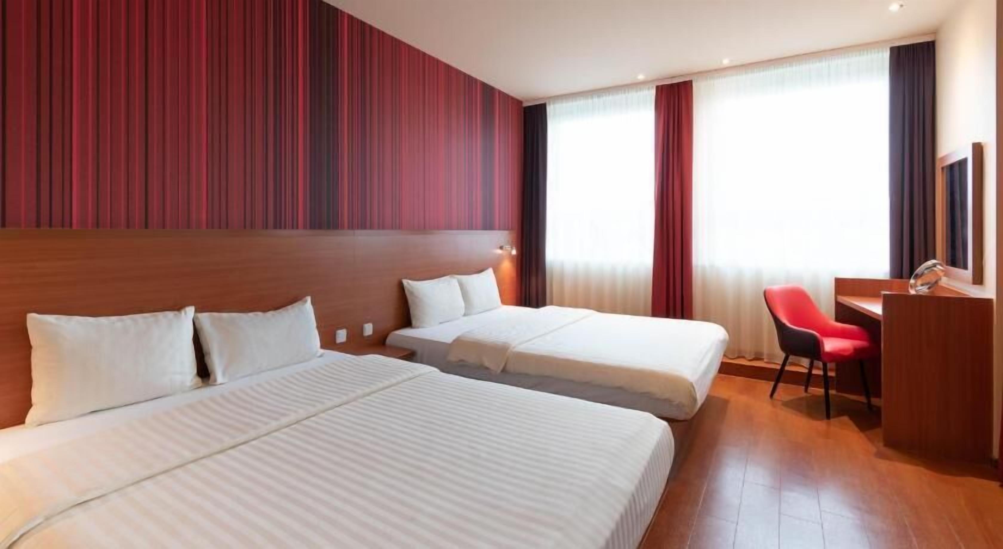 Hypo-allergenic bedding, in-room safe, desk, blackout curtains