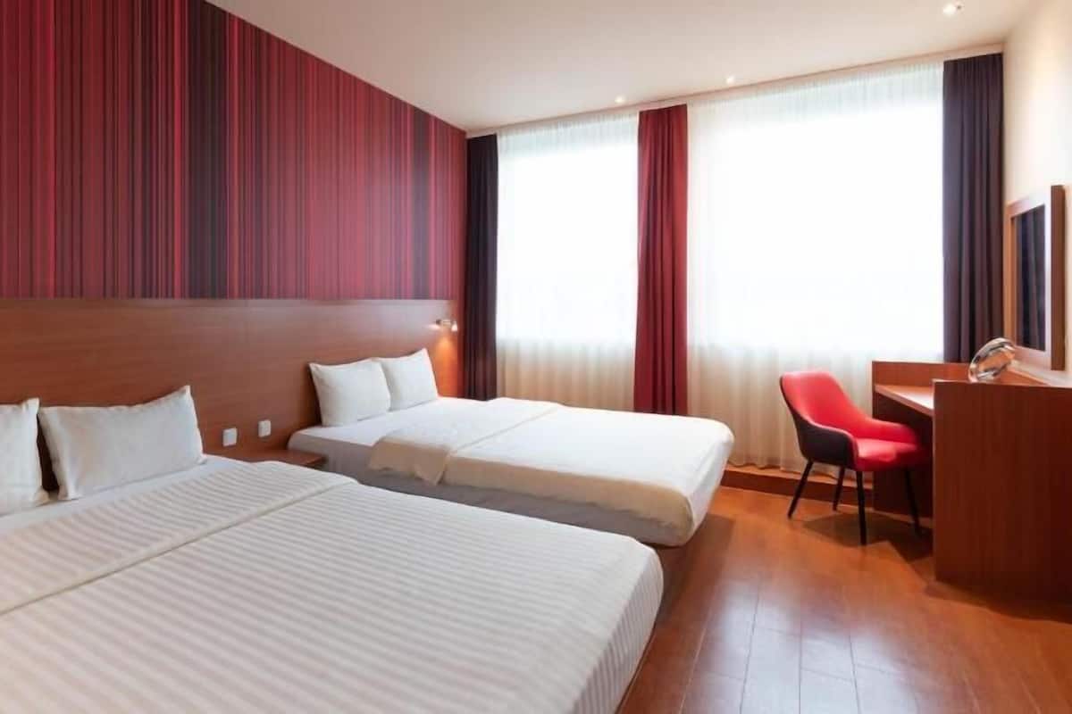 Bộ đồ giường kháng dị ứng, két bảo mật tại phòng, bàn, màn/rèm cản sáng