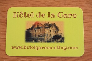 A hotel sign with the name "Hôtel de la Gare" and a website address. - Hotel de la Gare (Monthey)