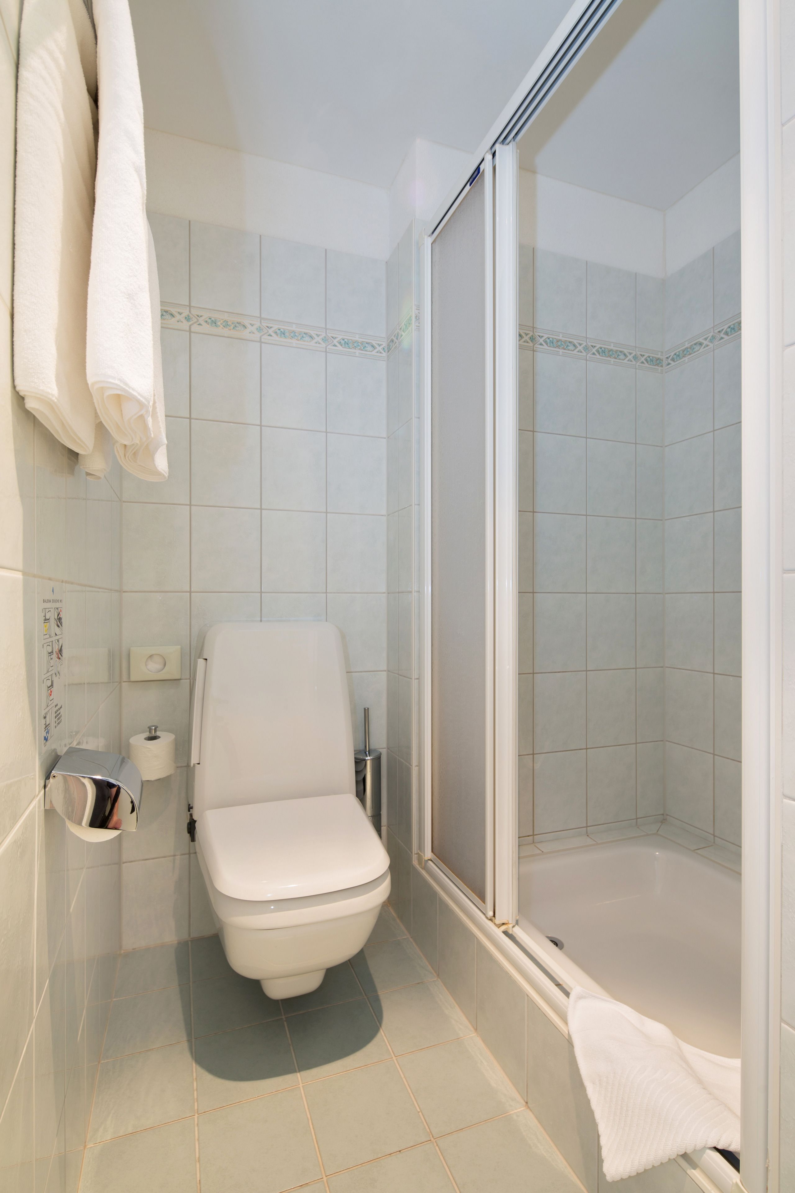 combined shower/bathtub, hair dryer, towels