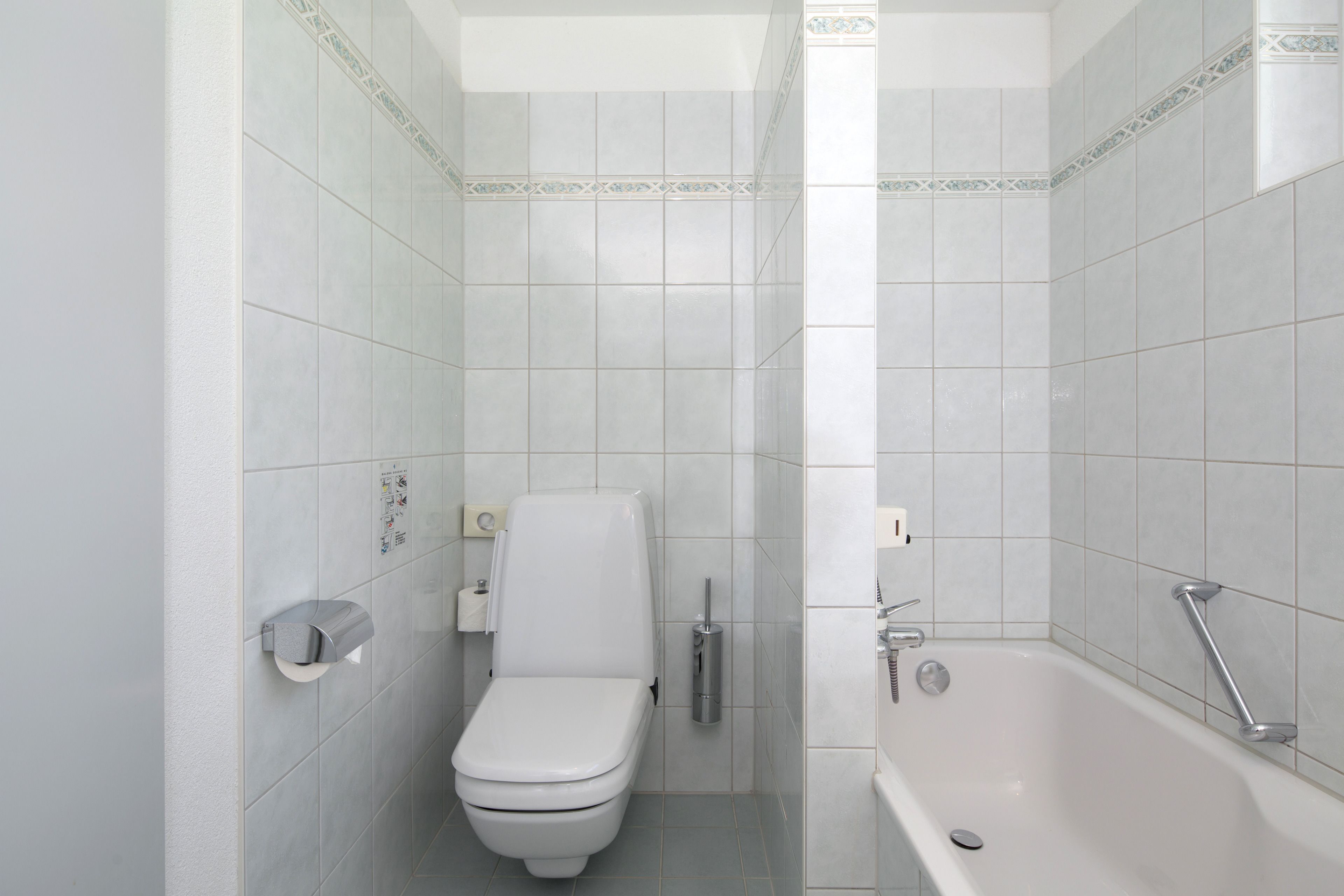 Une salle de bain moderne équipée de toilettes, d’un bidet et d’une baignoire.