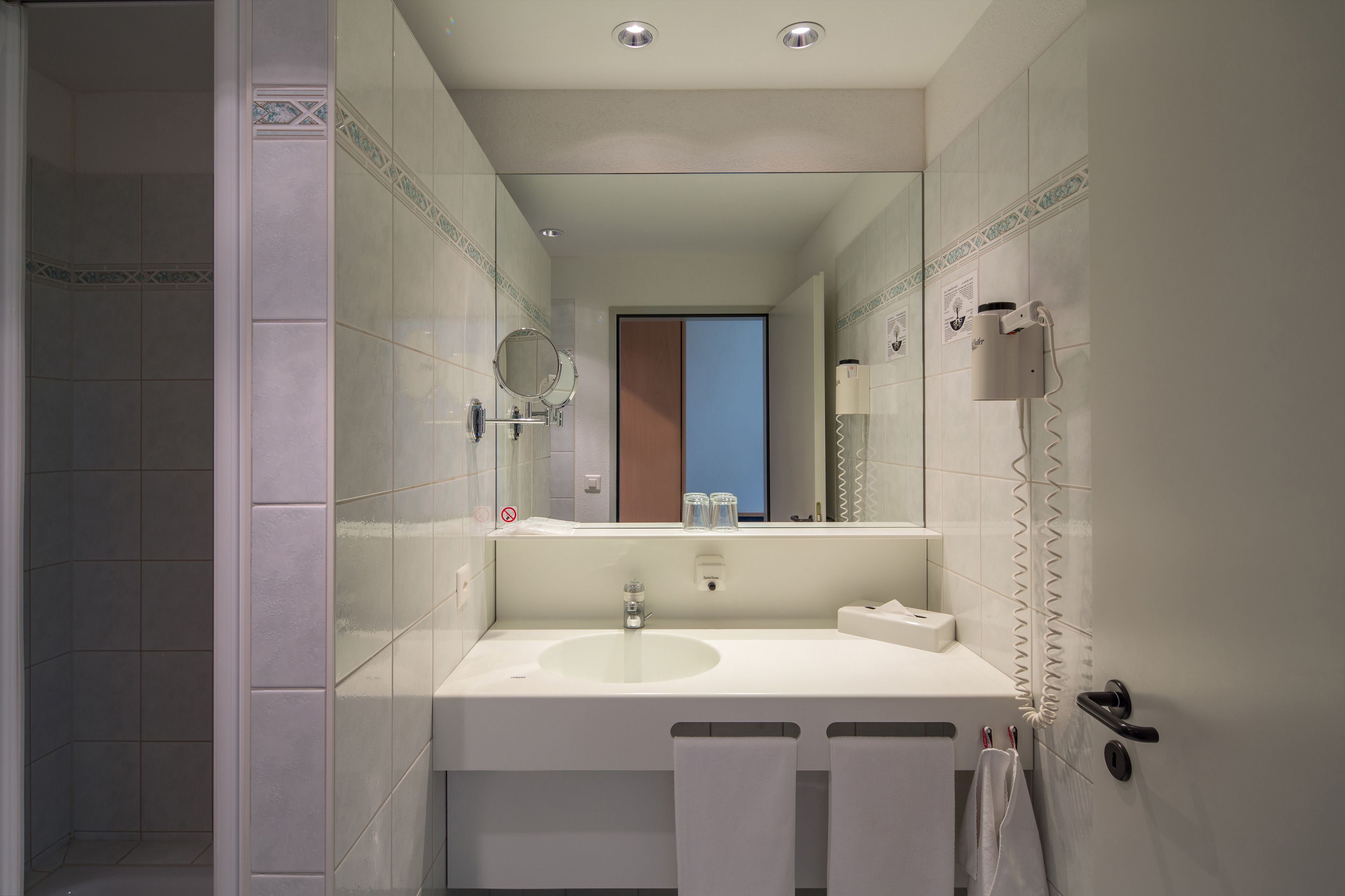 combined shower/bathtub, hair dryer, towels