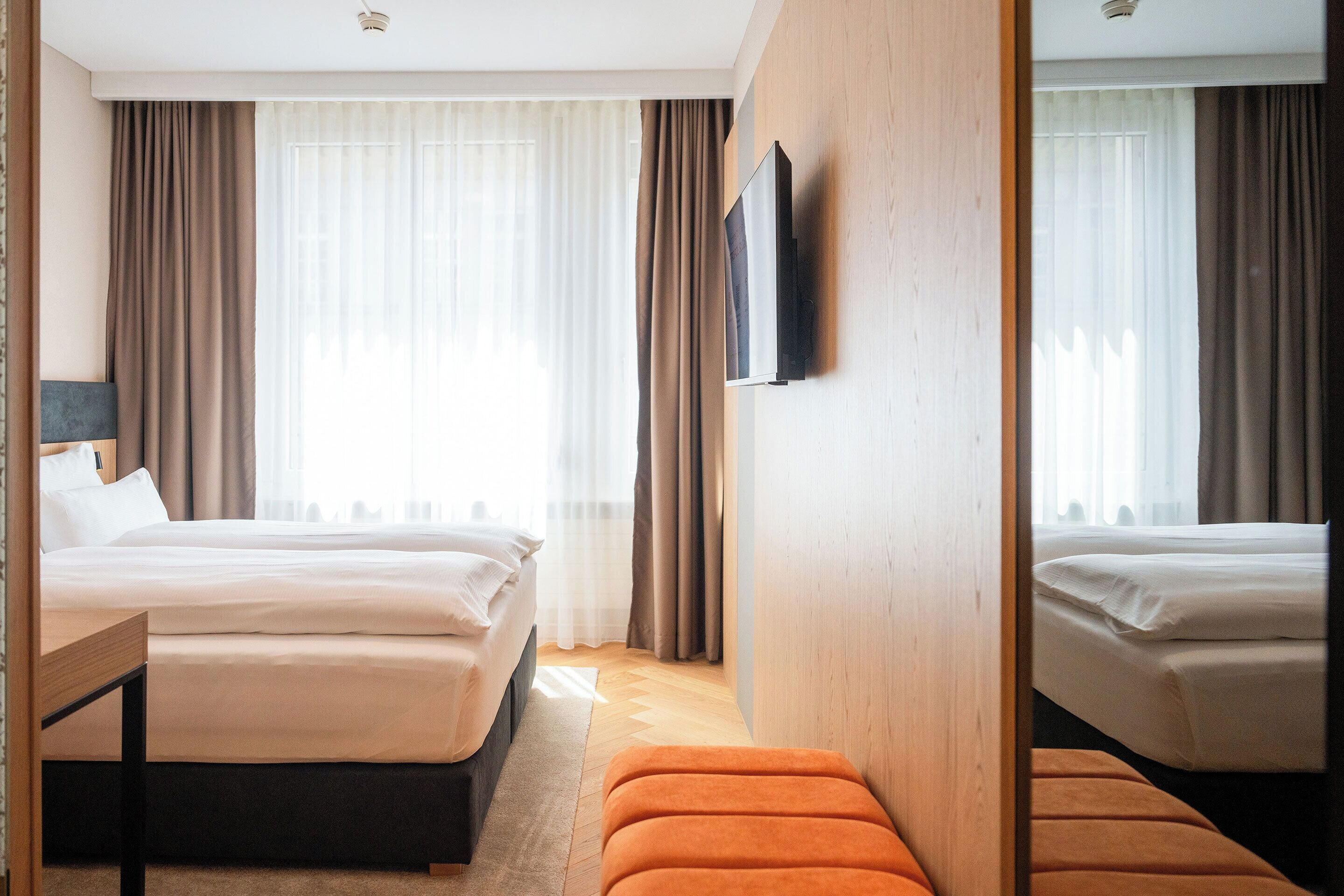 Business Room, 1 Queen Bed | Minibar, desk, laptop workspace, blackout curtains