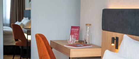 Habitación clásica, 1 cama de matrimonio grande | Minibar, escritorio, espacio para trabajar con un portátil