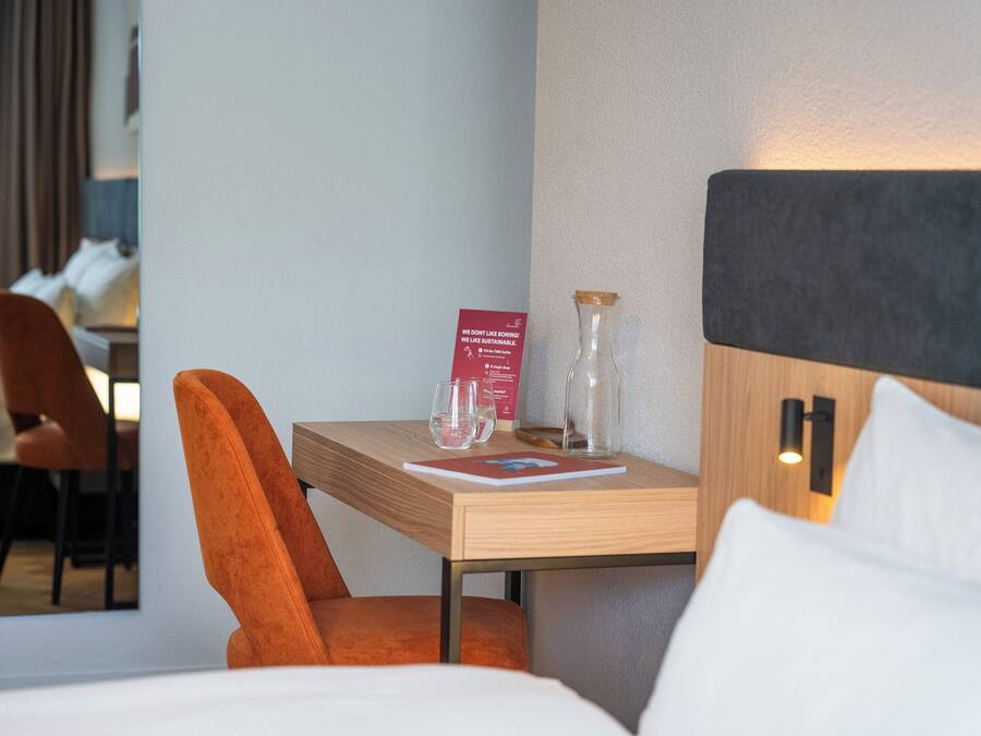 Classic Room, 1 King Bed | Minibar, desk, laptop workspace, blackout drapes