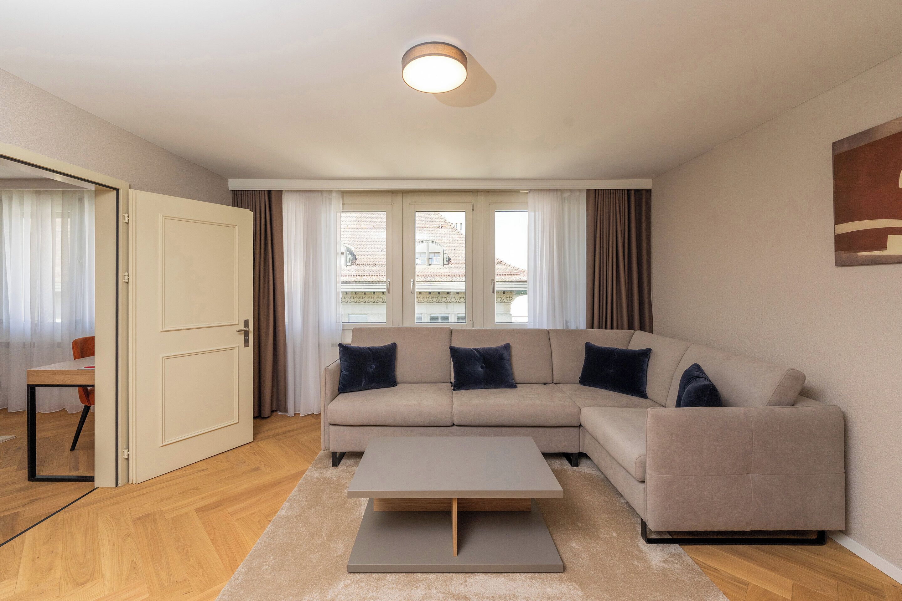 Suite | Wohnbereich | 50-Zoll-Flachbildfernseher mit Satellitenempfang