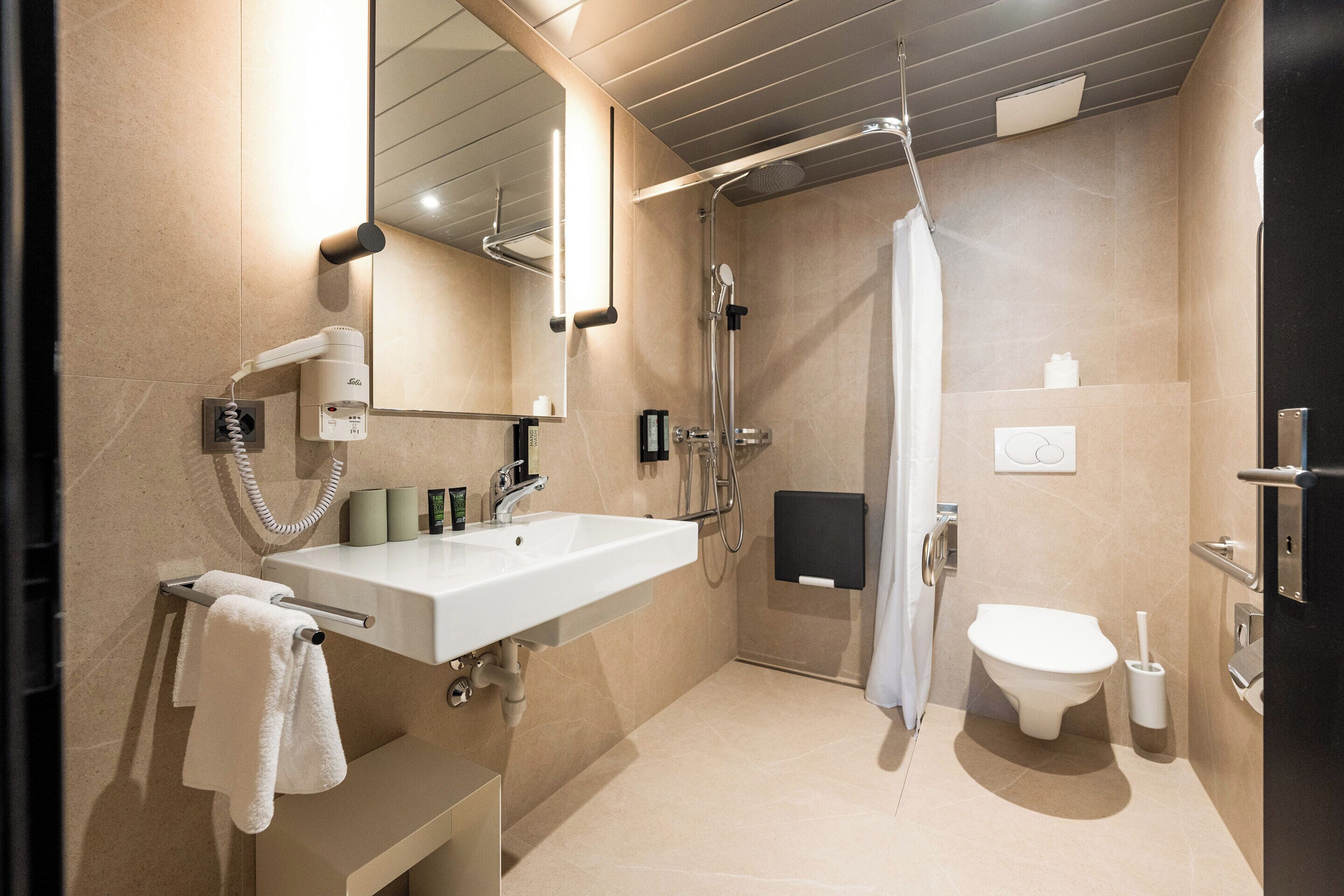 Classic Room, 1 King Bed | Bathroom | Hair dryer, towels, soap, shampoo
