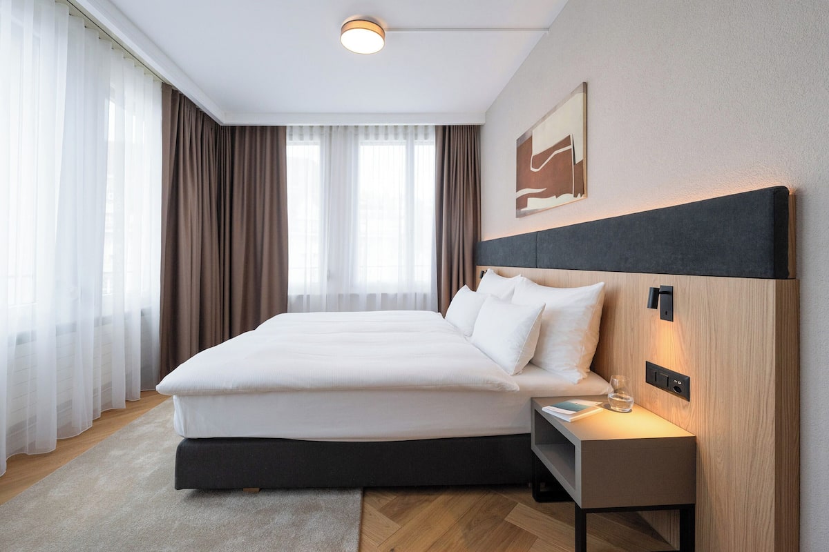 Deluxe Room | Minibar, desk, laptop workspace, blackout drapes