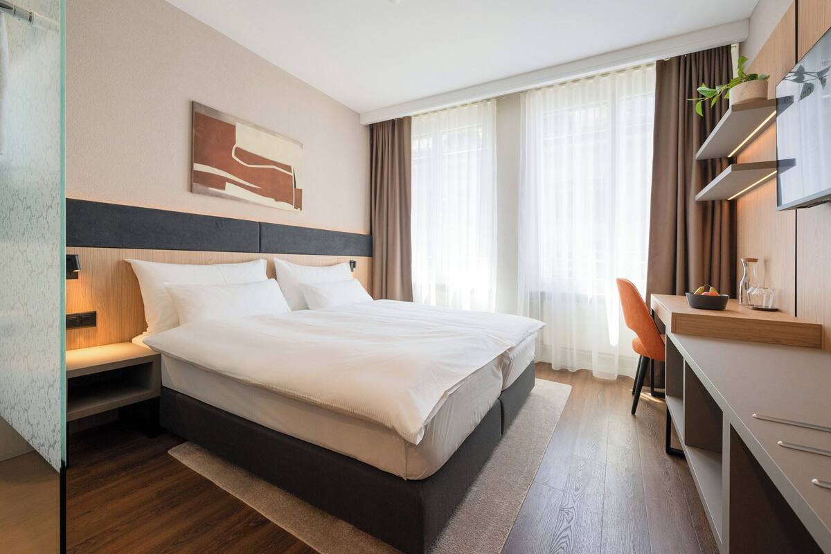 Classic Room, 1 King Bed | Minibar, desk, laptop workspace, blackout drapes