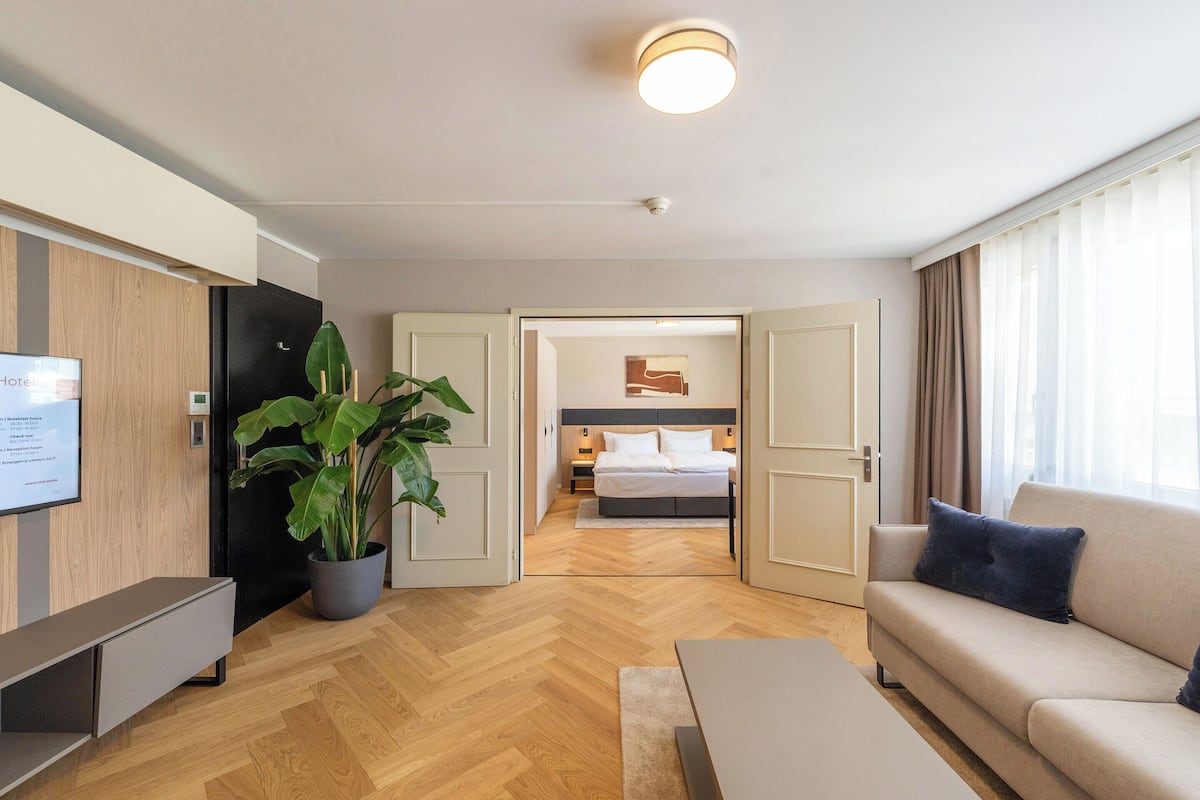 Suite | Living area | 50-inch flat-screen TV with satellite channels