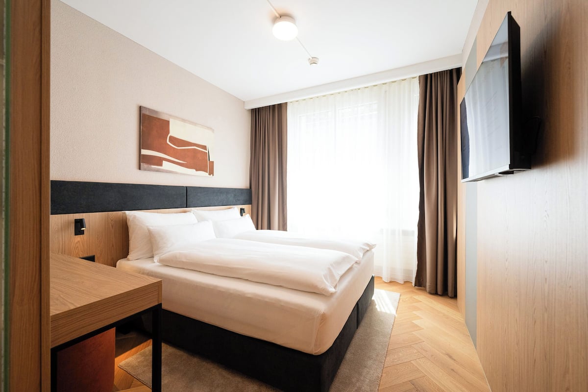 Business Room, 1 Queen Bed | Minibar, desk, laptop workspace, blackout drapes