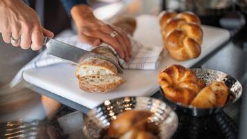 Dagelijks continentaal ontbijt (CHF 19 per persoon)