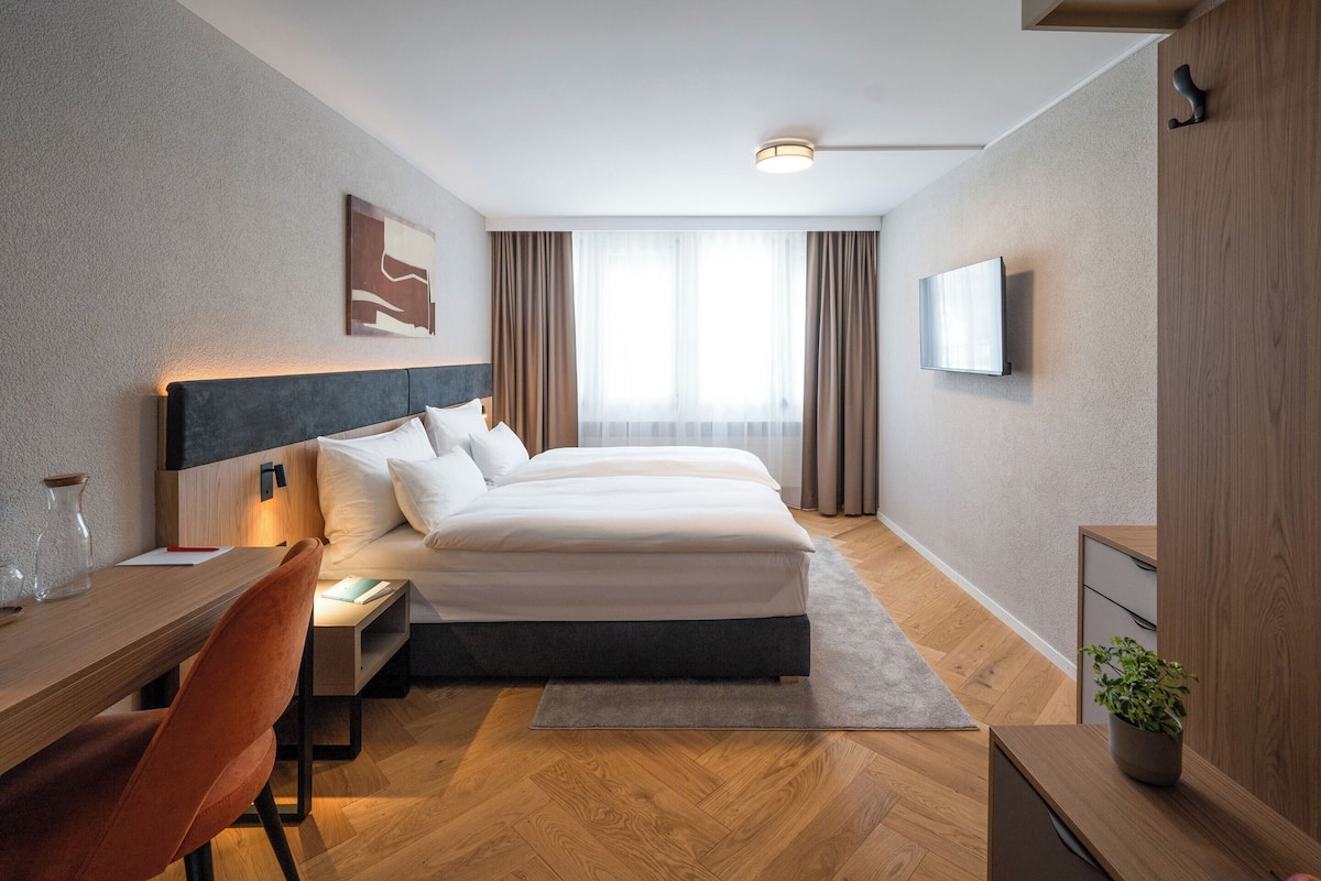 Classic Room, 1 King Bed | Minibar, desk, laptop workspace, blackout drapes