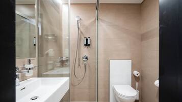 Classic Room, 1 King Bed | Bathroom | Hair dryer, towels, soap, shampoo