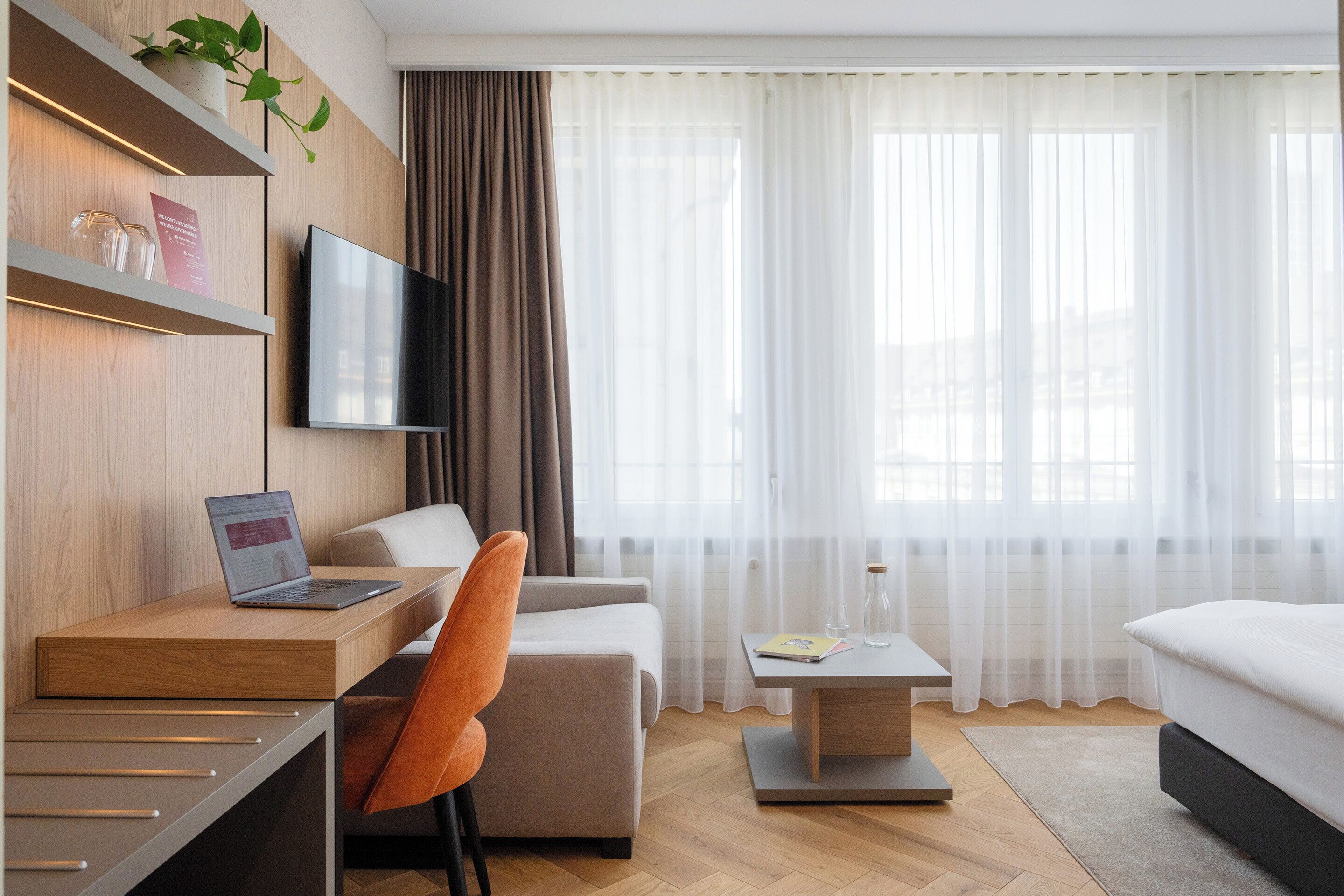 Deluxe kamer | Een minibar, een bureau, een laptopwerkplek, verduisterende gordijnen