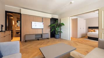 Suite | Wohnbereich | 50-Zoll-Flachbildfernseher mit Satellitenempfang