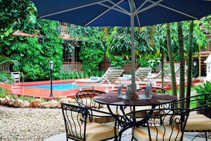 Alberca al aire libre y camastros 