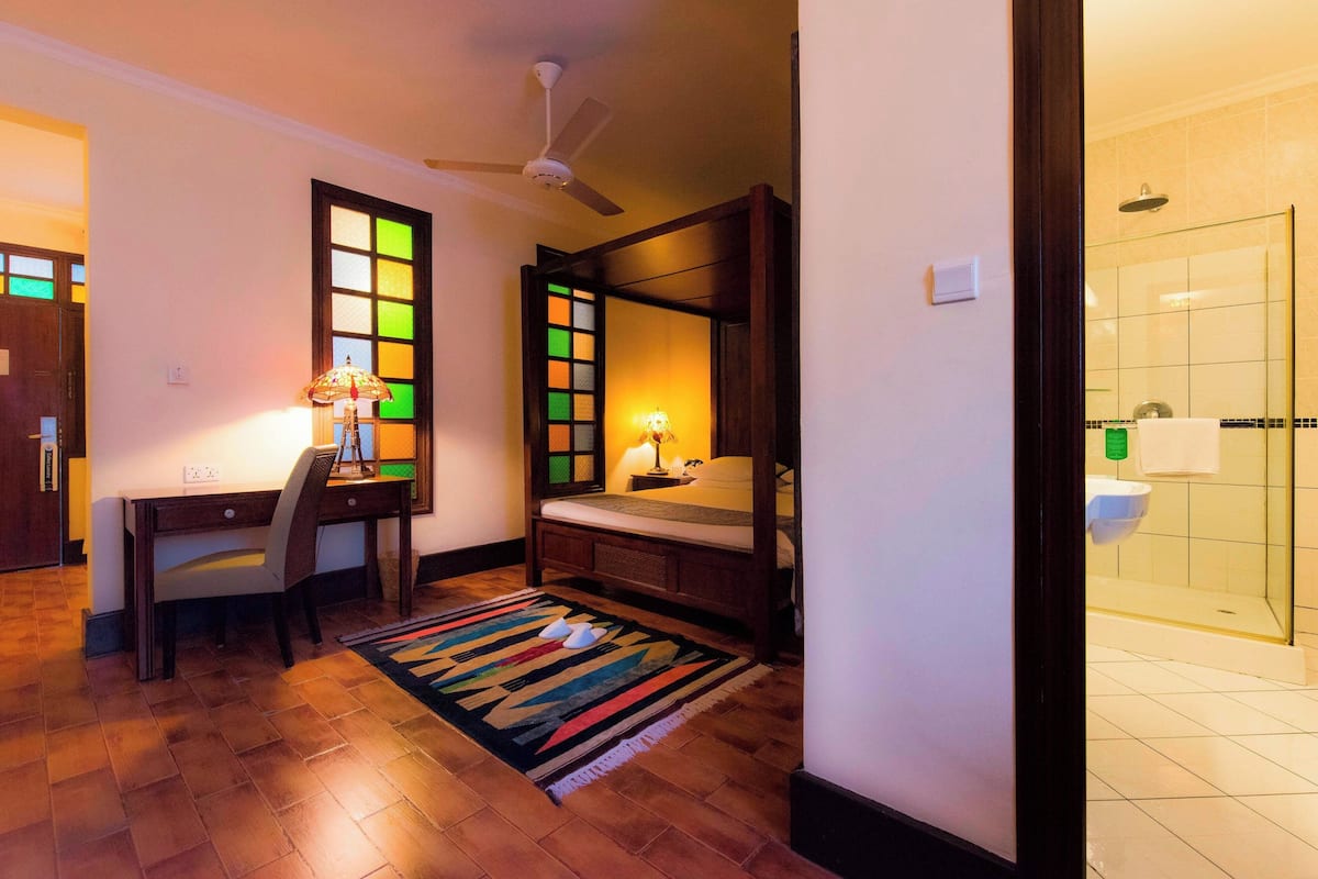 room, 1 queen bed, non smoking, garden view | down duvets, memory-foam beds, in-room safe, desk