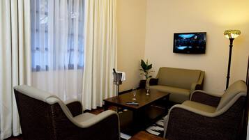 Rum - 1 queensize-sÀng - utsikt mot trÀdgÄrden | DuntÀcken, memory foam-madrasser och vÀrdeförvaringsskÄp pÄ rummet