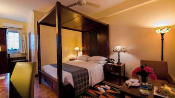 Quarto, 1 cama Queen, para não fumantes, vista para o jardim | Edredons de pluma, camas com colchões de espuma com sistema de memória