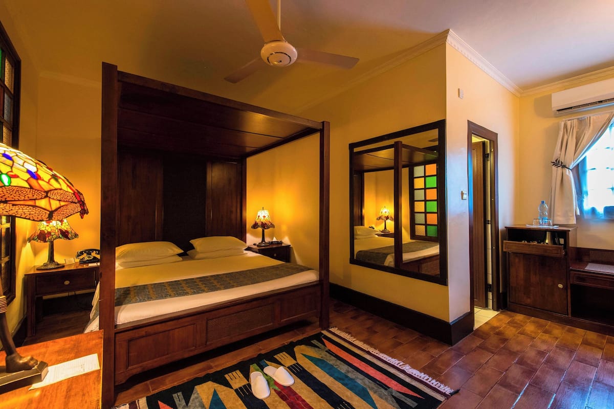 room, 1 queen bed, non smoking, garden view | down duvets, memory-foam beds, in-room safe, desk