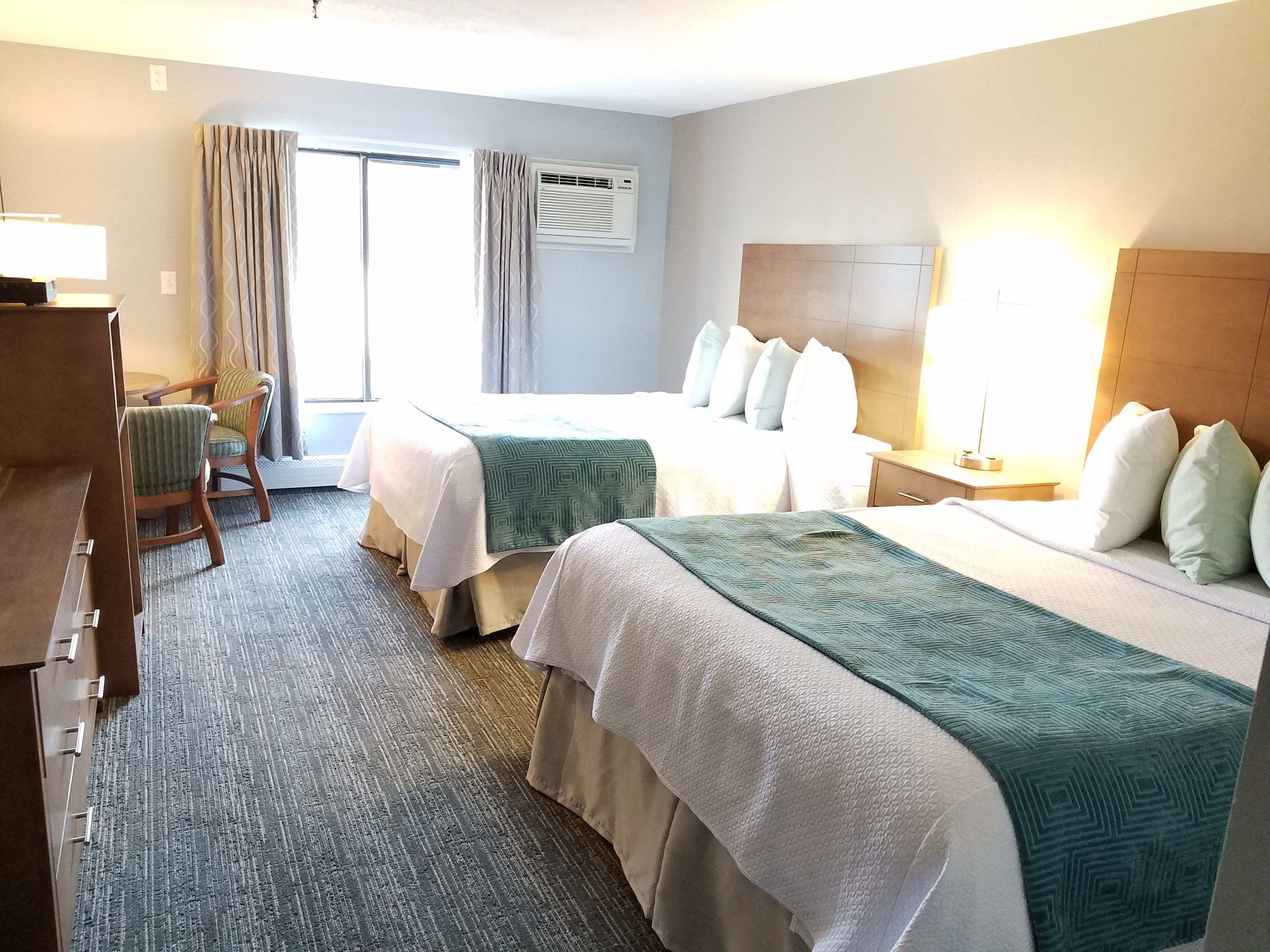 Standaard kamer, 2 queensize bedden, niet-roken | Een bureau, verduisterende gordijnen, een strijkplank/strijkijzer