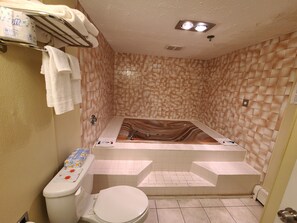 Suite, 1 King Bed, Non Smoking, Jetted Tub | Deep-soaking bathtub - Hampton Village Inn (Hampton)